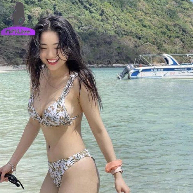 Ảnh nền bikini khoe vẻ đẹp nổi bật của gái xinh Việt trên bãi biển vắng.