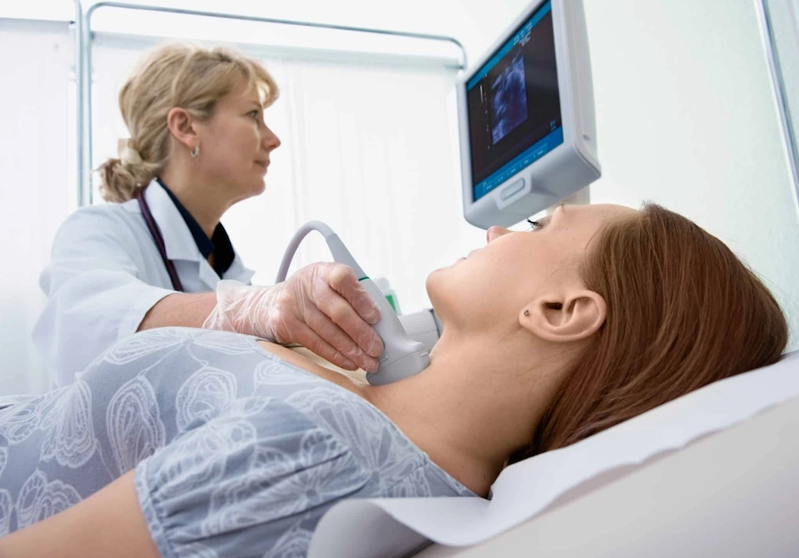 Bác sĩ đang thực hiện siêu âm tuyến giáp để chẩn đoán ung thư