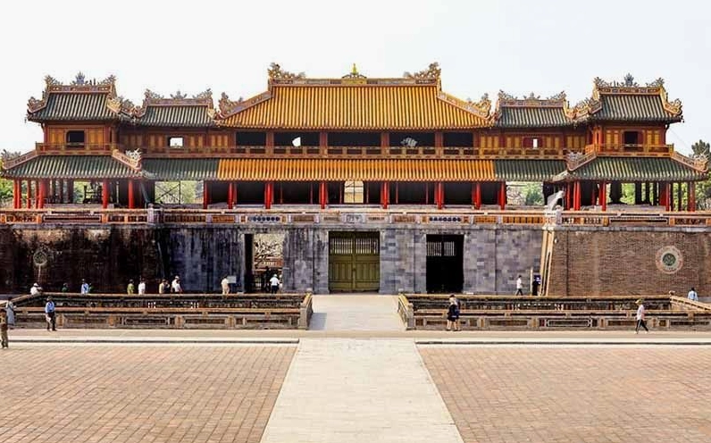 Cảnh quan bên trong Tử Cấm Thành, với những mái nhà rêu phong và tường thành cổ kính
