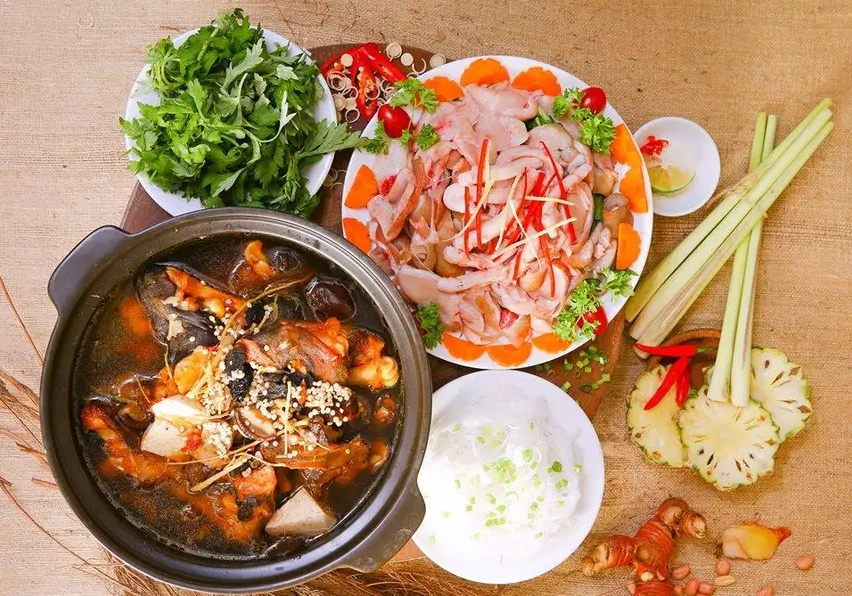 Cảnh quan sông nước và núi đá vôi tại Tràng An