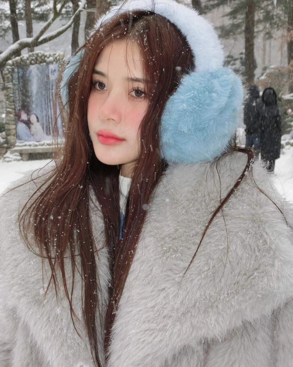 Cô gái xinh xắn sở hữu nét đẹp gái cute rạng rỡ dưới nắng