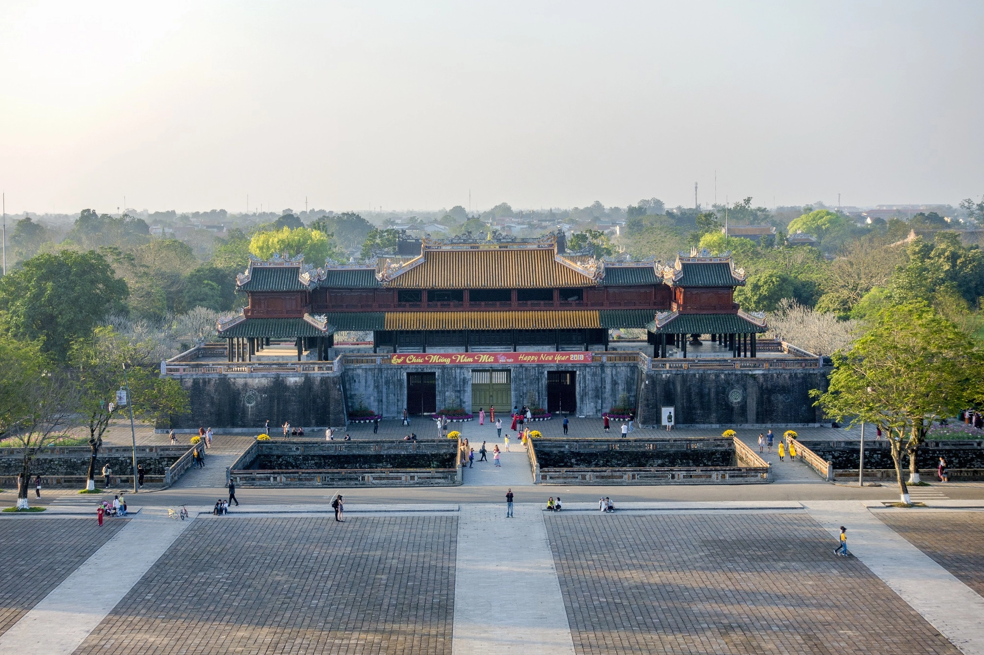 Cổng Ngọ Môn uy nghiêm, cửa ngõ chính dẫn vào Hoàng thành Huế, rêu phong cổ kính dưới ánh nắng