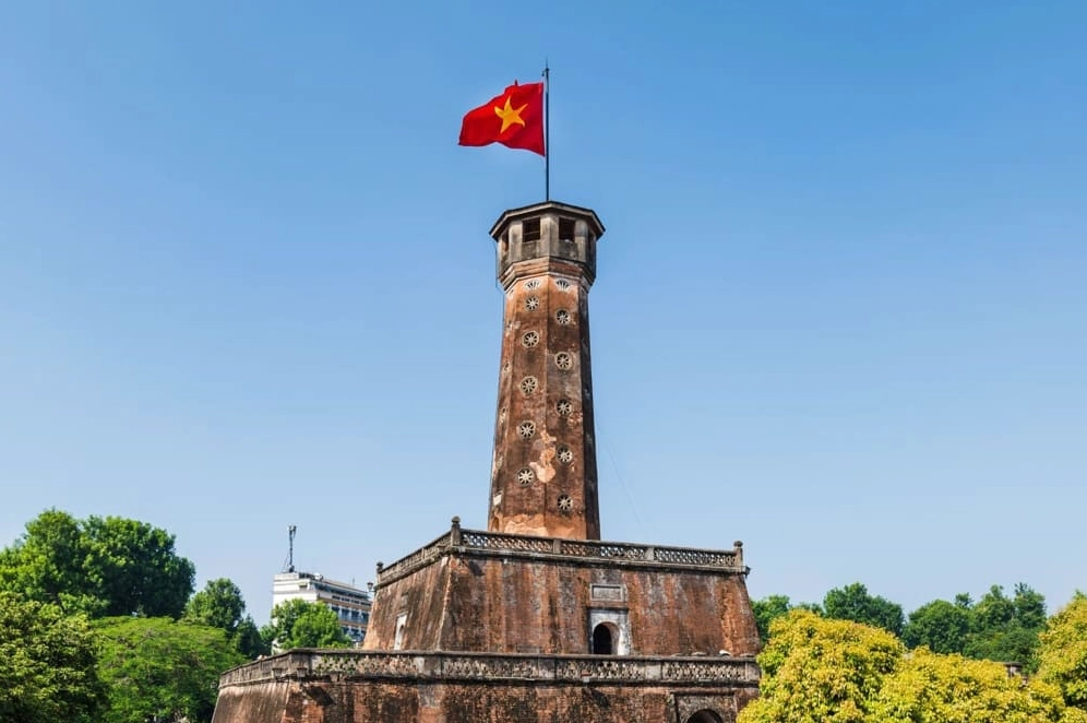 Cột cờ Hà Nội vươn cao trên bầu trời, một biểu tượng lịch sử tiêu biểu của thủ đô