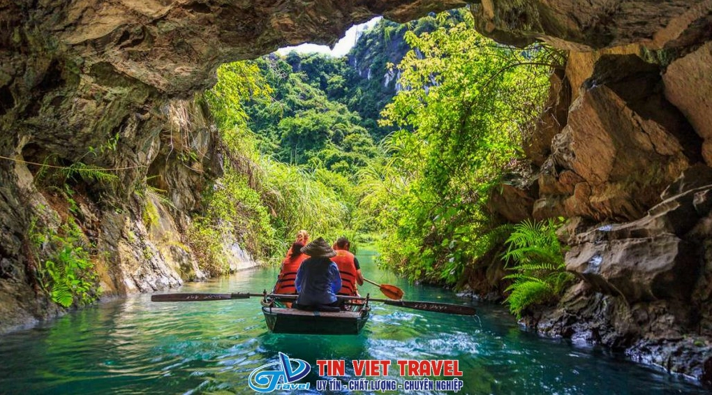 Du khách chèo thuyền khám phá hang động tại Tràng An