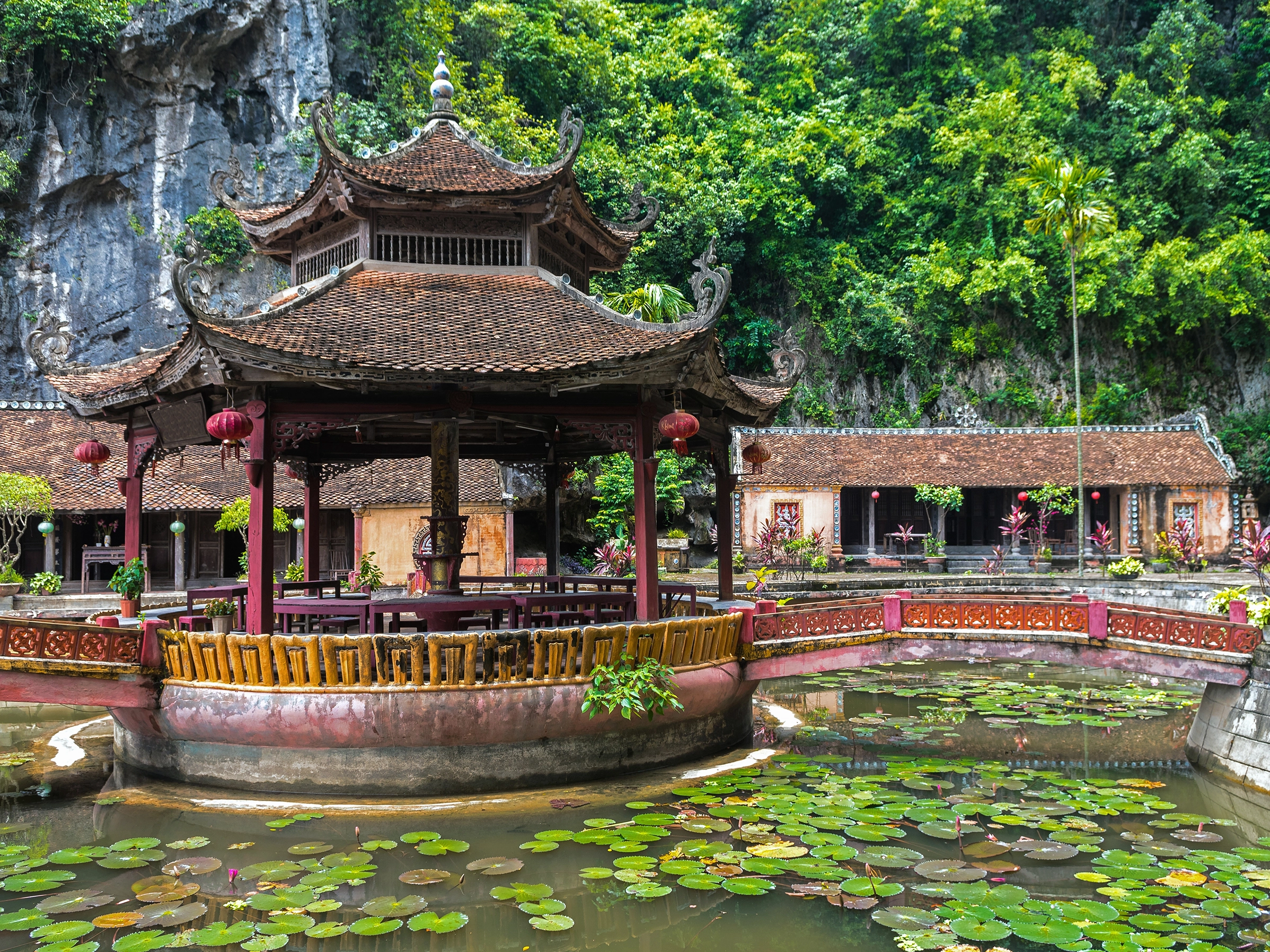Du khách tham quan Tràng An kết hợp với các điểm lân cận