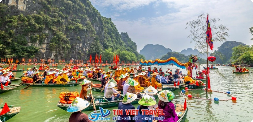 Du khách trên thuyền ngắm cảnh non nước Tràng An