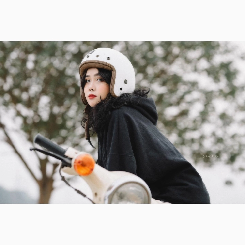 Gái cute buồn ngồi bên cửa sổ ngày mưa