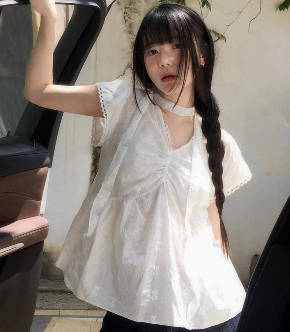 Gái cute cười mỉm tỏa nắng trong chiều hoàng hôn