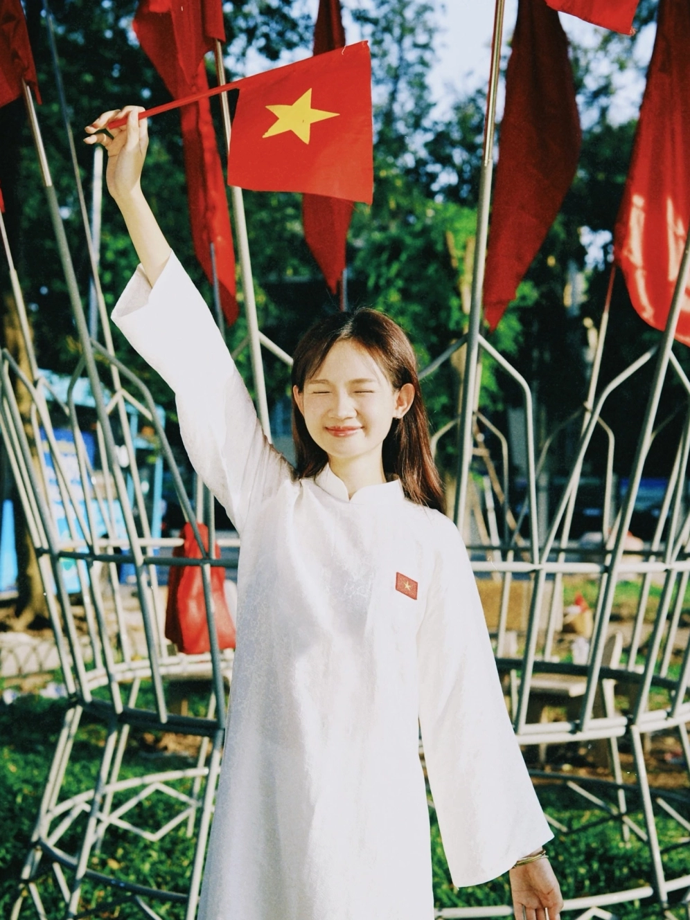 Gái cute đeo khẩu trang khoe đôi mắt to tròn