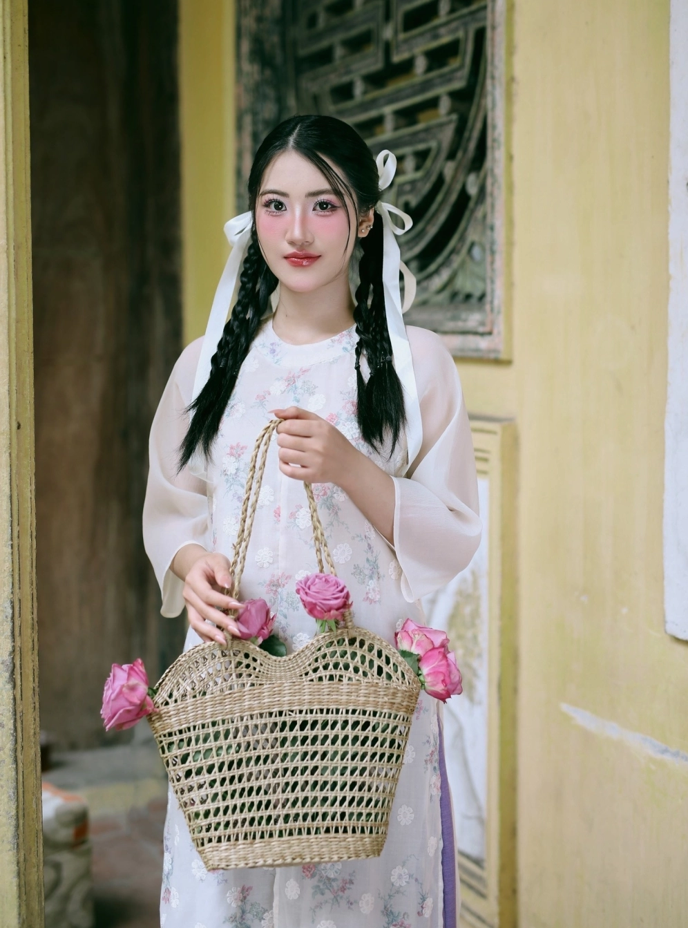 Gái cute mặc váy hoa nhí dạo chơi công viên