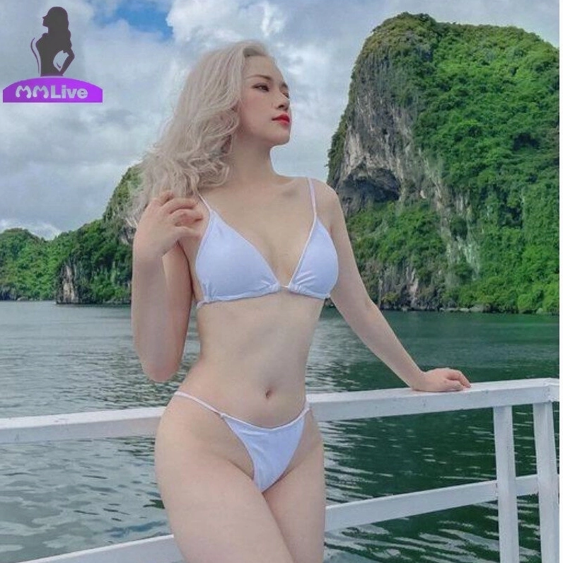 Gái xinh Việt Nam mặc bikini rạng rỡ cười tươi bên bãi biển trong xanh.