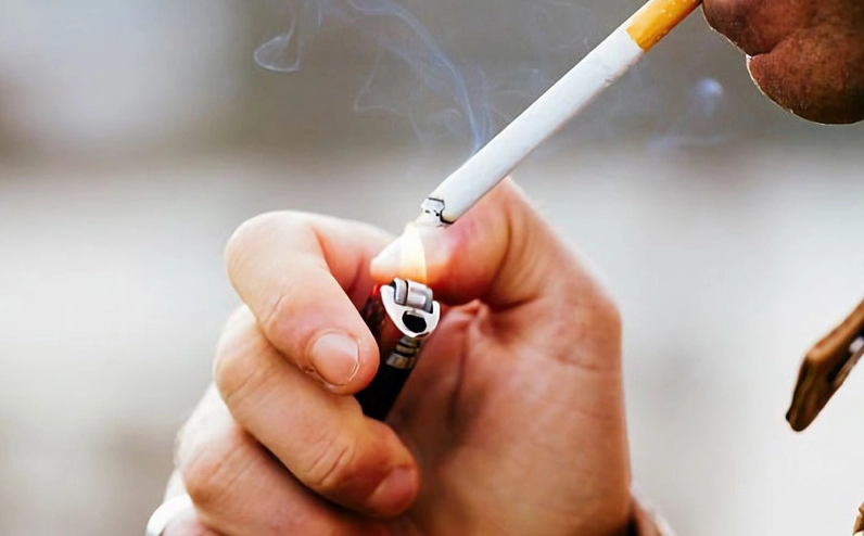 Hình ảnh bao thuốc lá và điếu thuốc đang cháy cảnh báo nguy cơ gây nhiều bệnh ung thư