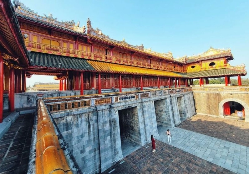 Toàn cảnh Cổng Ngọ Môn Huế nhìn từ xa, với quy mô hoành tráng và kiến trúc cổ kính