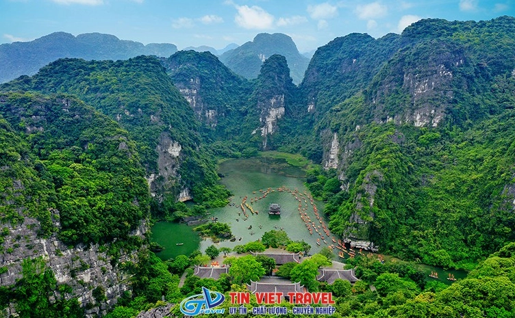 Toàn cảnh khu du lịch Tràng An với núi đá vôi và sông nước