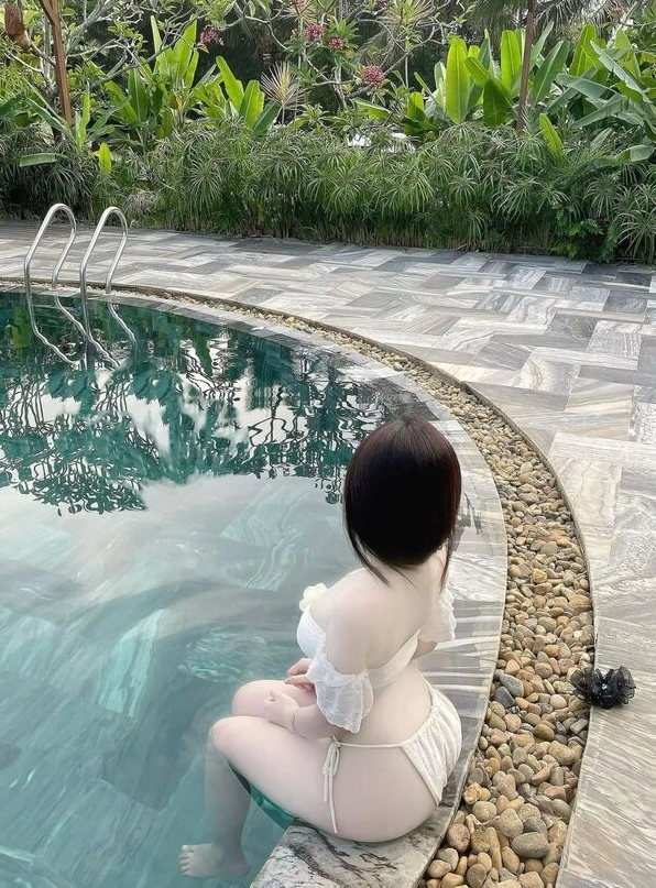 Wallpaper gái xinh Việt Nam mặc bikini ngắm hoàng hôn trên biển.